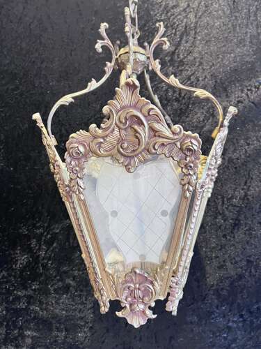 AN ANTIQUE SINGLE LIGHT BRASS ROCOCO FRENCH LANTERN