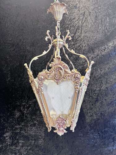 AN ANTIQUE SINGLE LIGHT BRASS ROCOCO FRENCH LANTERN