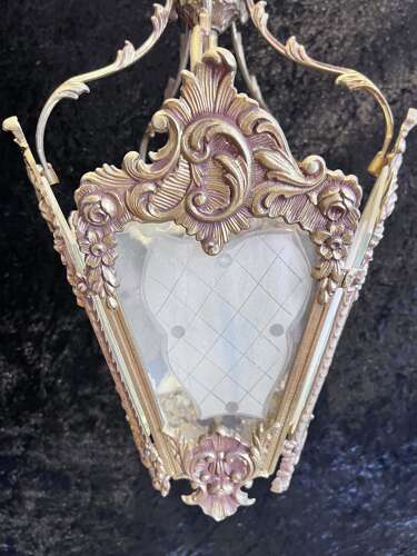 AN ANTIQUE SINGLE LIGHT BRASS ROCOCO FRENCH LANTERN